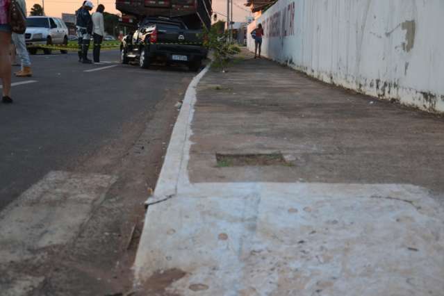 Motorista fica preso &agrave;s ferragens ao bater em traseira de caminh&atilde;o