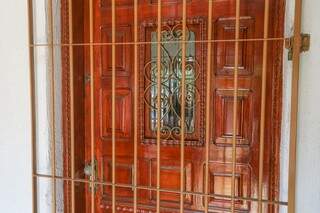 A porta de madeira intacta, com mais de 60 anos de história. (Foto: Paulo Francis)