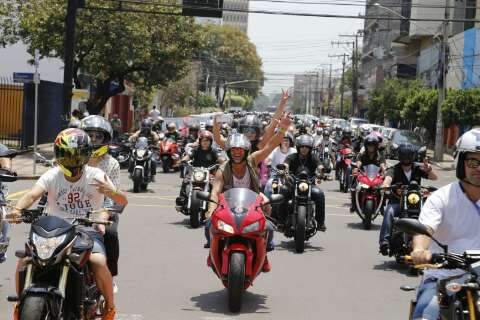Motociclistas invadem o Centro durante desfile oficial do Moto Road