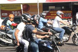 Comum entre motoristas, atitude é frequente entre motociclistas (Foto: Marcos Ermínio)