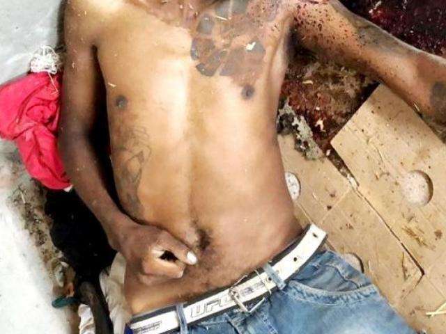 Jovem &eacute; encontrado morto com marcas de espancamento embaixo de escadarias