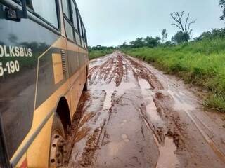 As estradas ficaram destruídas após as constantes chuvas. (Foto: Divulgação Facebook)