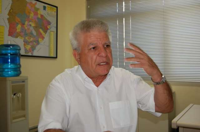 Prefeito em exerc&iacute;cio, Edil condena cr&iacute;ticas de aliado a licita&ccedil;&otilde;es