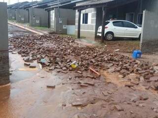 Lamaçal e destruição no sábado, em condomínio localizado na Avenida Guaicurus (Foto: Direto das Ruas)