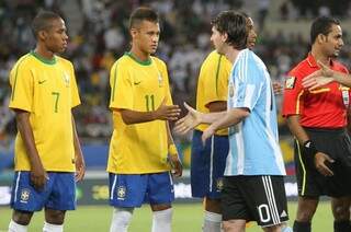 Os companheiros de time, Messi e Neymar, se enfrentam hoje em clássico (Foto: Divulgação/Rafael Ribeiro / CBF)
