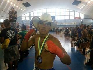 Com chapéu de boiadeiro, Elielton festeja a medalha e o título no Rio de Janeiro. (Foto:Divulgação)