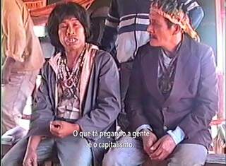 Diálogo em guarani, entre dois personagens do documentário. 