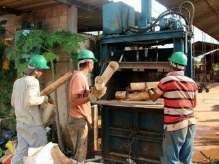 Presos trabalham com reciclagem de restos da construção civil (Foto: divulgação / Agepen)