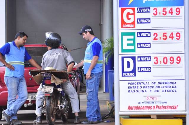 Pre&ccedil;o da gasolina comum chega a R$ 3,679, mostra pesquisa do Procon