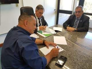 Adelaido e secretário Antônio Carlos Videira durante assinatura do convênio (Foto: Divulgação/ CDL)