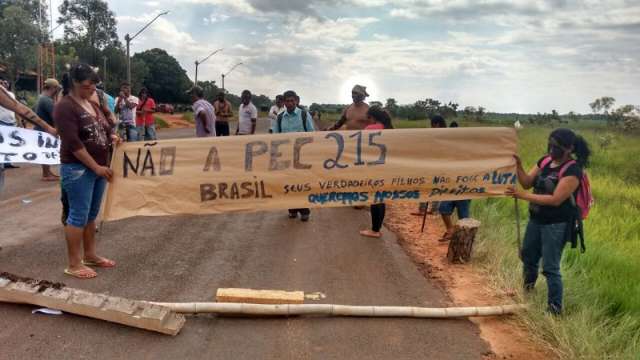 Ind&iacute;genas bloqueiam 4 trechos de rodovias contra mudan&ccedil;a na lei