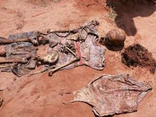 Ossadas e objetos encontrados durante escavações na manhã desta segunda-feira (19). (Foto: Polícia Civil)