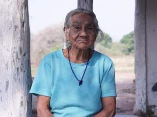 Essa é dona Joana, artista do povo indígena Kadiwéu, que está em busca de recuperar a visão. (Foto: Thiago Oliveira)