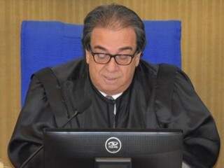 Conselheiro Iran Coelho da Neves durante sessão da Corte de Contas (Foto: TCE-MS/Divulgação)