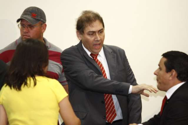 Elizeu diz que Bernal ir&aacute; responder a&ccedil;&otilde;es na justi&ccedil;a, por isso desiste de BO