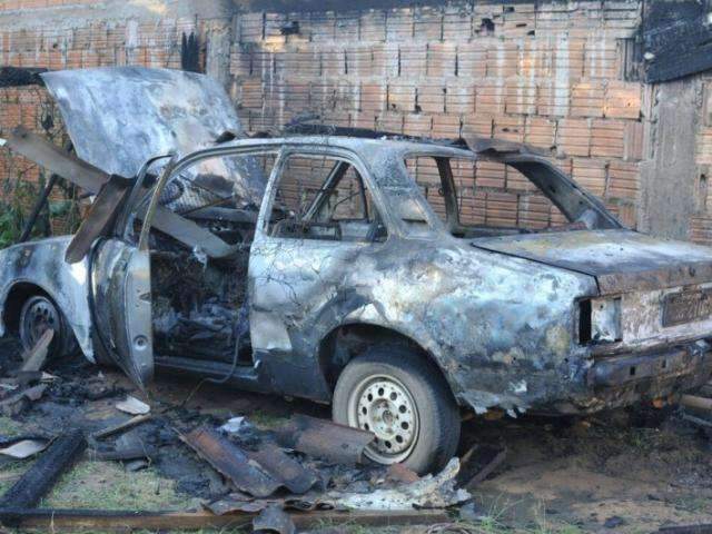 Curto-circuito causa inc&ecirc;ndio e destr&oacute;i Chevette no Jardim Los Angeles