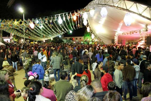 Moradores elogiam Festa Junina de volta &agrave; Pra&ccedil;a Antonio Jo&atilde;o