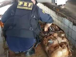 Droga estava escondido em tanque de combustível de caminhonete (Foto: Divulgação/PRF)