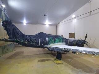Avião encontrado em oficina estava sendo pintado. (Foto: Divulgação/Deco) 