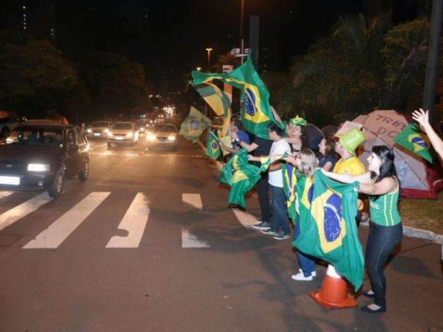 Manifestantes liberam trecho da Afonso Pena, mas protesto continua