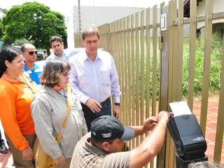Alcides Bernal acompanha abertura de portão da residência autorizada pela justiça