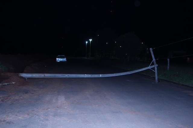 M&aacute;quina derruba cinco postes de energia em Nova Andradina
