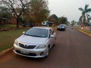 Toyota Corolla roubado em Dourados foi interceptado em Laguna Carapã e motorista libertado (Foto: Direto das Ruas)