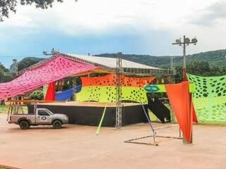 Praça Central de Piraputanga preparada para o Carnaval. (Foto: Divulgação).