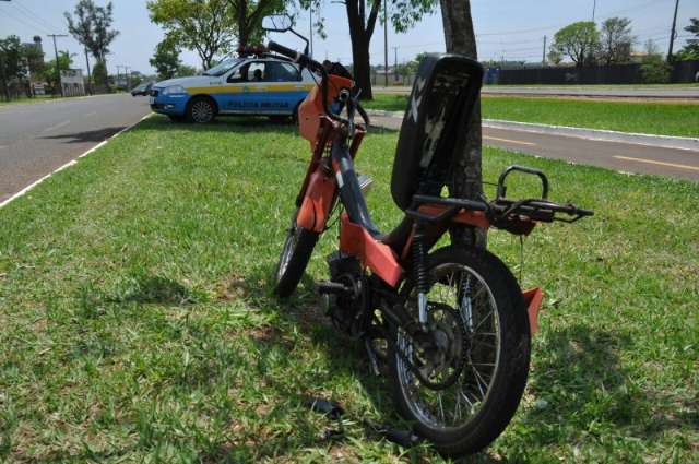 Idoso de 66 anos fica ferido ao ser atingido por caminhonete na Gury Marques 