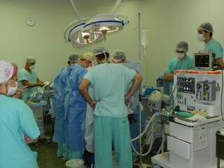 Equipe médica durante procedimento cirúrgico para captação de órgãos em hospital da UFGD. (Foto: Divulgação)