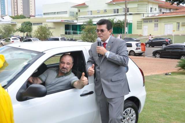 Prefeitura entrega dois carros 0 km no &uacute;ltimo sorteio de pr&ecirc;mios do IPTU
