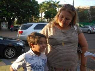 A mãe Cristiane e o filho Lucas: ele era só sorrisos por voltar à velha escola. (Foto: Simão Nogueira)