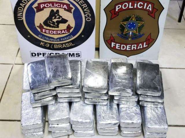 Motoristas e passageiro de &ocirc;nibus s&atilde;o presos por tr&aacute;fico internacional de drogas