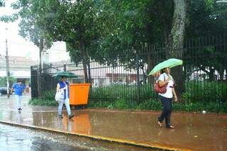 Morador prevenido saiu de casa com sombrinha e não  se molho hoje à tarde (Foto: Marcos Ermínio)