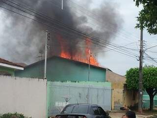 Foto do incêndio feito por uma vizinha da casa (Juliana Belarmino)