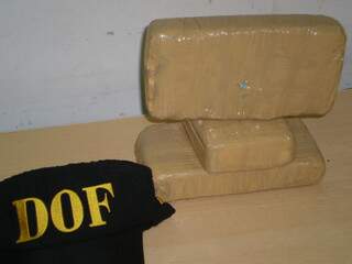 Policiais apreenderam a droga em três tabletes. (Foto: Divulgação)