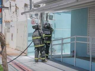 Bombeiros foram acionados para combater incêndio no cartório, situado na Rua Sete de Setembro (Foto: Marcos Maluf)