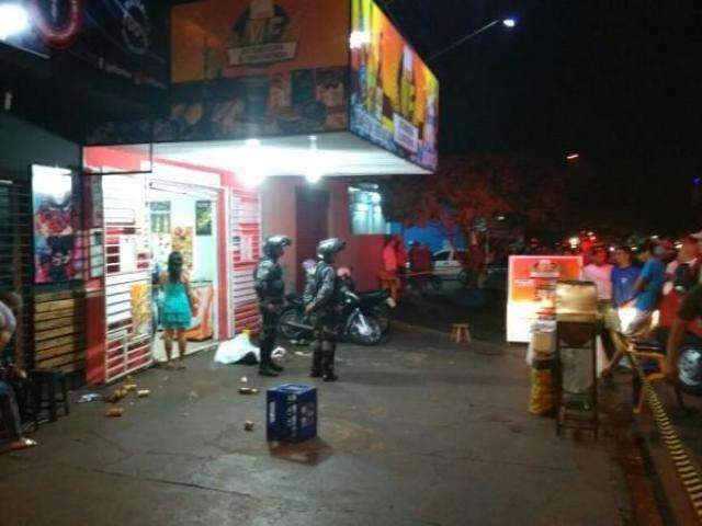 Jovem &eacute; morto a tiros em frente a conveni&ecirc;ncia; outros 2 ficam feridos