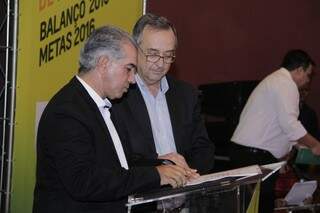 Governador Reinaldo Azambuja e secretária da Sepaf, Fernando Lamas, assinam contrato com metas para 2016 (Foto: Alan Nantes)