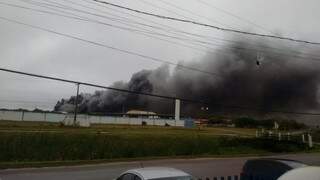 Almoxarifado do Exército pegou fogo nesta manhã (5) em Porto Murtinho. (Foto: Direto das Ruas)