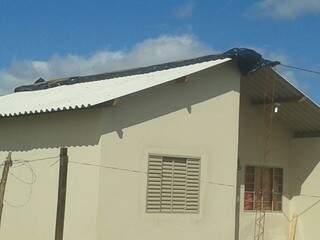 Moradores tiveram que improvisar para que água parasse de entrar pelo telhado quebrado. (Foto: Direto das Ruas)