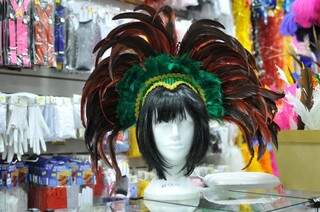 Um das peças mais caras no Bazar São Gonçalo, R$ 120, enfeite com peruca junto