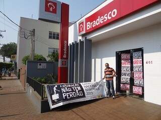 Agência do Bradesco fechada em Maracaju; assembleia nesta segunda pode decidir pelo fim da greve (Foto: Divulgação)