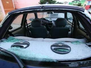  Adolescentes s&atilde;o apreendidos ap&oacute;s destru&iacute;rem vidros de carros e lojas 
