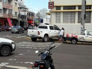 O veículo estava atravessado na calçada atrapalhando a passagem dos pedestres. (Foto: Direto das Ruas) 