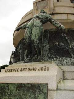 Antônio João, na &quot;pose&quot; que eternizou o tenente. (Fotos: Ângela Kempfer)