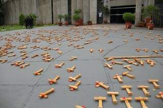 Cruzes foram colocadas na frente do prédio para lembrar mortes de índios no Estado (Foto: Marcos Ermínio)
