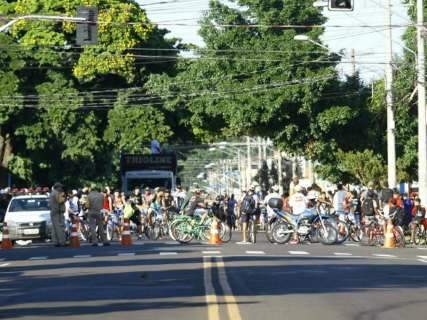 Passeio ciclístico do trabalhador reúne ao menos 200 pessoas