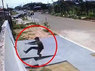 Em noite de &#039;&#039;arrast&atilde;o&#039;&#039;, jovem &eacute; detido por vizinhos ap&oacute;s arrombar port&atilde;o 
