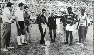 O Morenão no dia da inauguração em 7 de março de 1971 com ponta pé inicial do já falecido governador Pedro Pedrossian no jogo entre Corinthians e Flamengo; um ano depois o estádio foi palco da MiniCopa do Mundo (Foto: Roberto Higa)